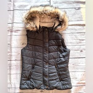 Aeropostale Women's Puffer Vest With Faux Fur Trim Zip Front Size M